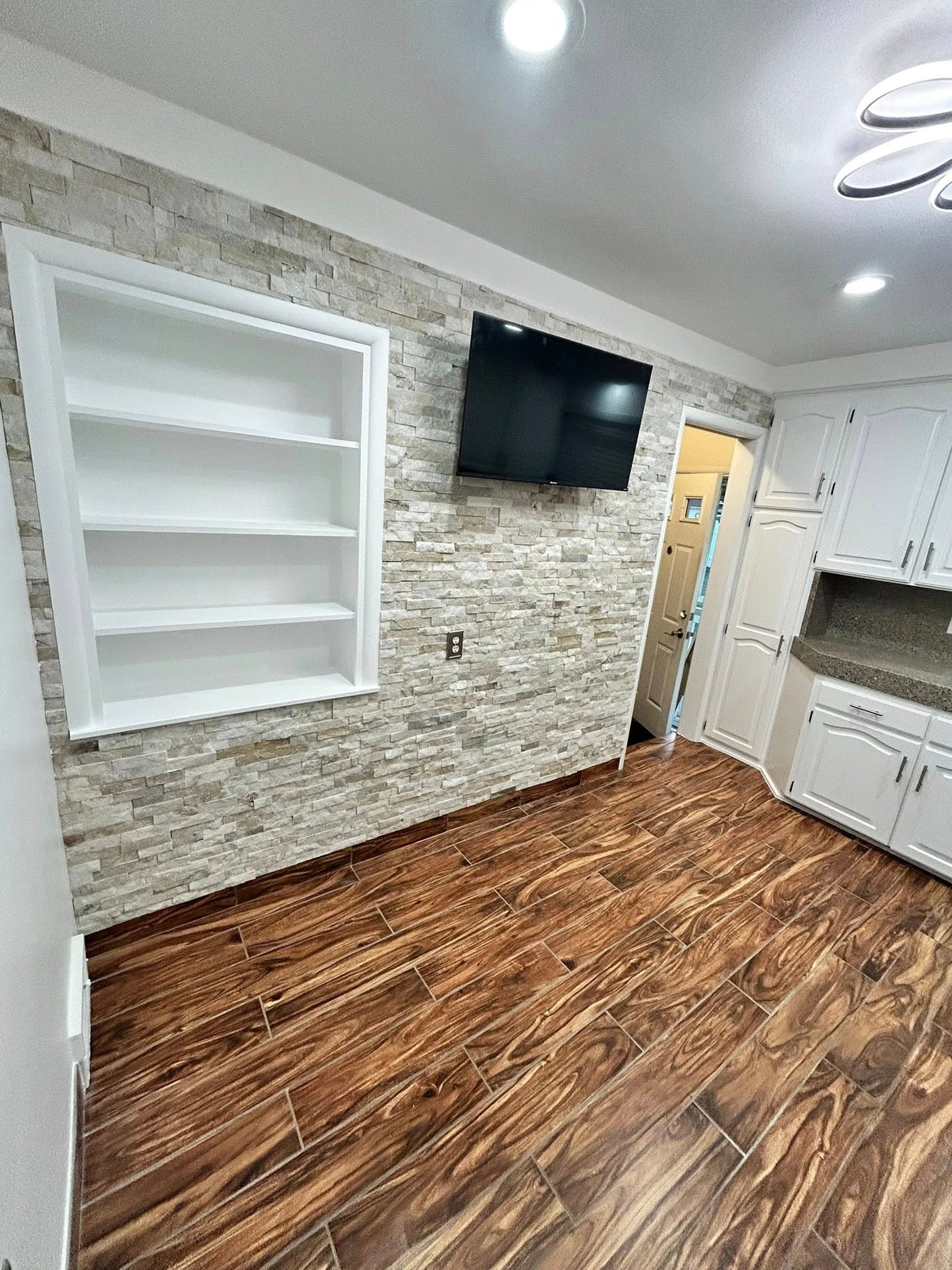Accent walls/ Fireplaces