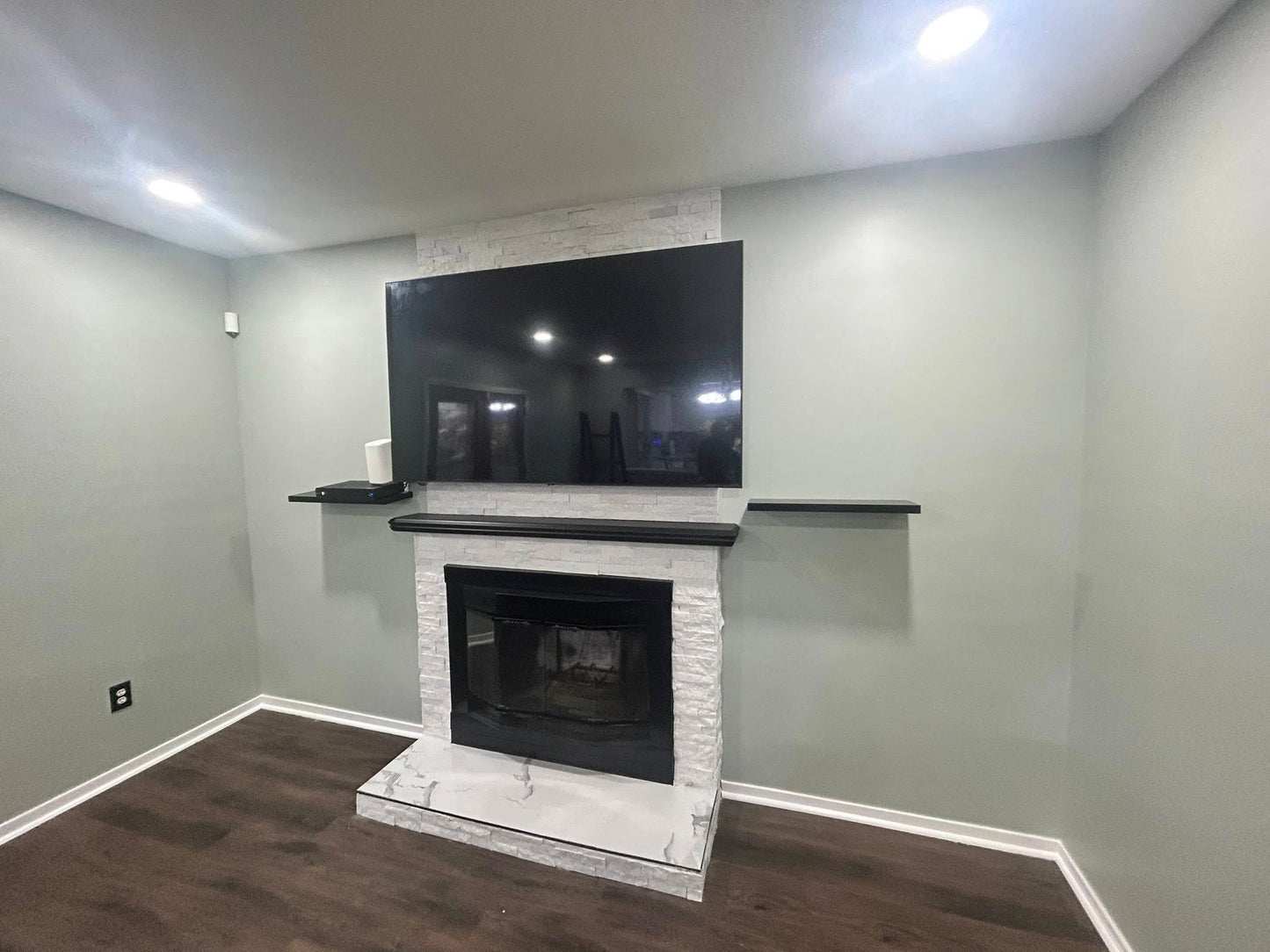Accent walls/ Fireplaces